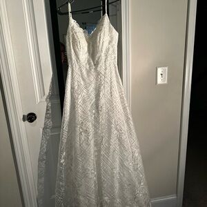 Elegant White Maxi Dress with Lace Bodice